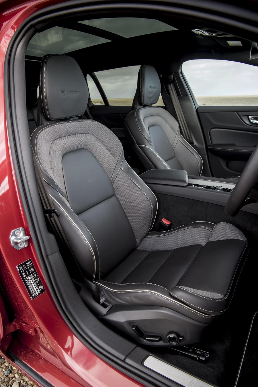 Интерьер Volvo V60 T5 R-Design 2018 года  (UK) (фото 29 из 40)
